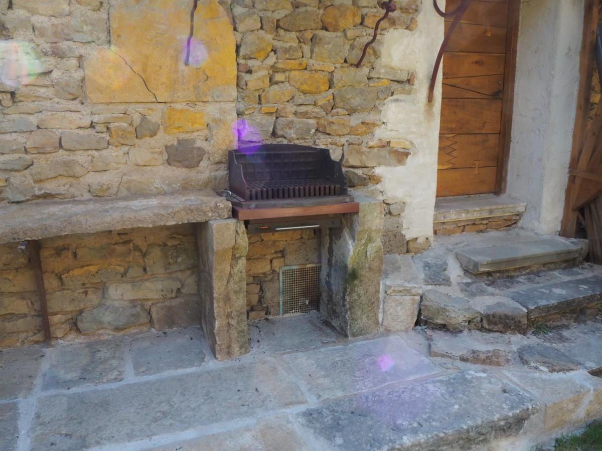 Village.Insolite Montagny-sur-Grosne 外观 照片